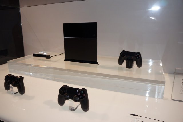 Ps4 vs Xbox One: prime sensazioni sui nuovi pad - Immagine 1