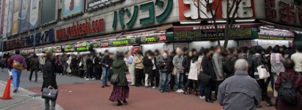 Giapponesi in fila per Monster Hunter