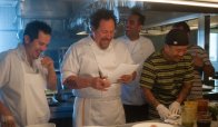 Jon Favreau si mette in cucina