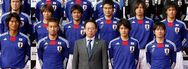 La nazionale di calcio Giapponese e la sua mascotte...