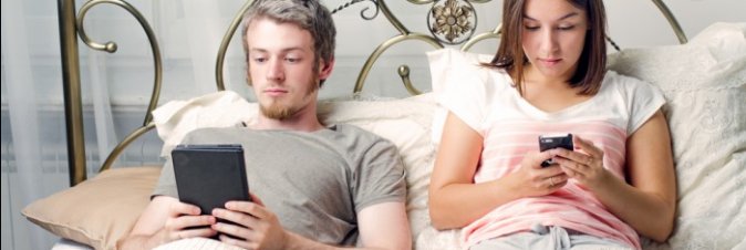 Giocare troppo tempo sdraiati a letto con lo smartphone pu portare a gravi conseguenze
