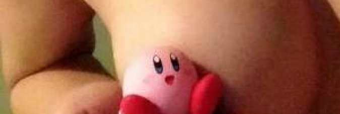 Donna mostra il seno in cambio di Amiibo!