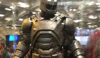 Warner Bros. mette in mostra i costumi di scena dell'universo DC