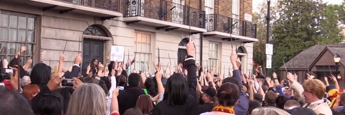 Bacchette puntate verso il cielo in ricordo di Alan Rickman